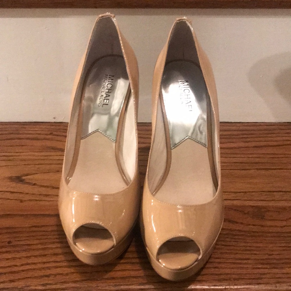 Michael Kors Tan patent heels 👠